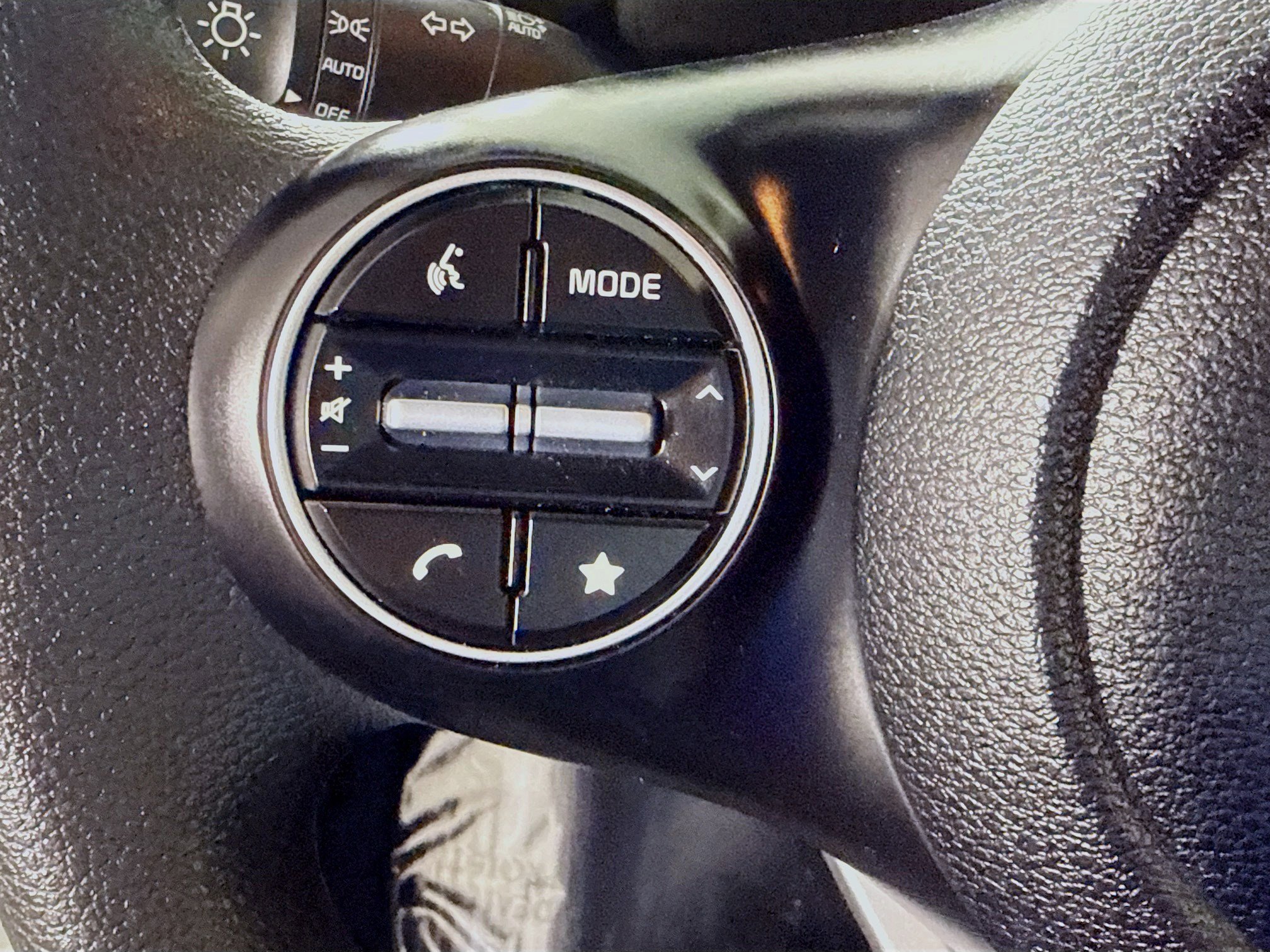 Used 2025 Kia Soul LX w/ LX Technology Package FWD image 14