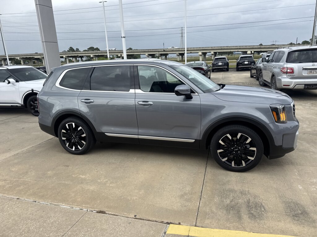 Used 2024 Kia Telluride SX w/ Towing Package FWD image 11
