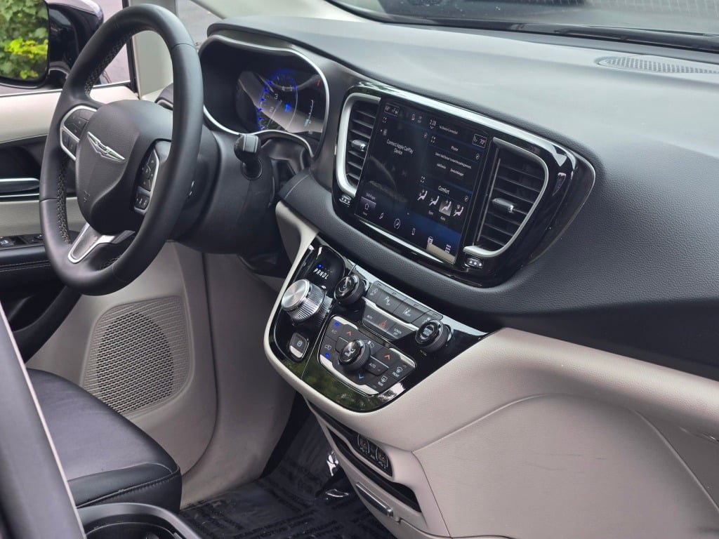 Used 2024 Chrysler Pacifica Touring-L FWD image 8