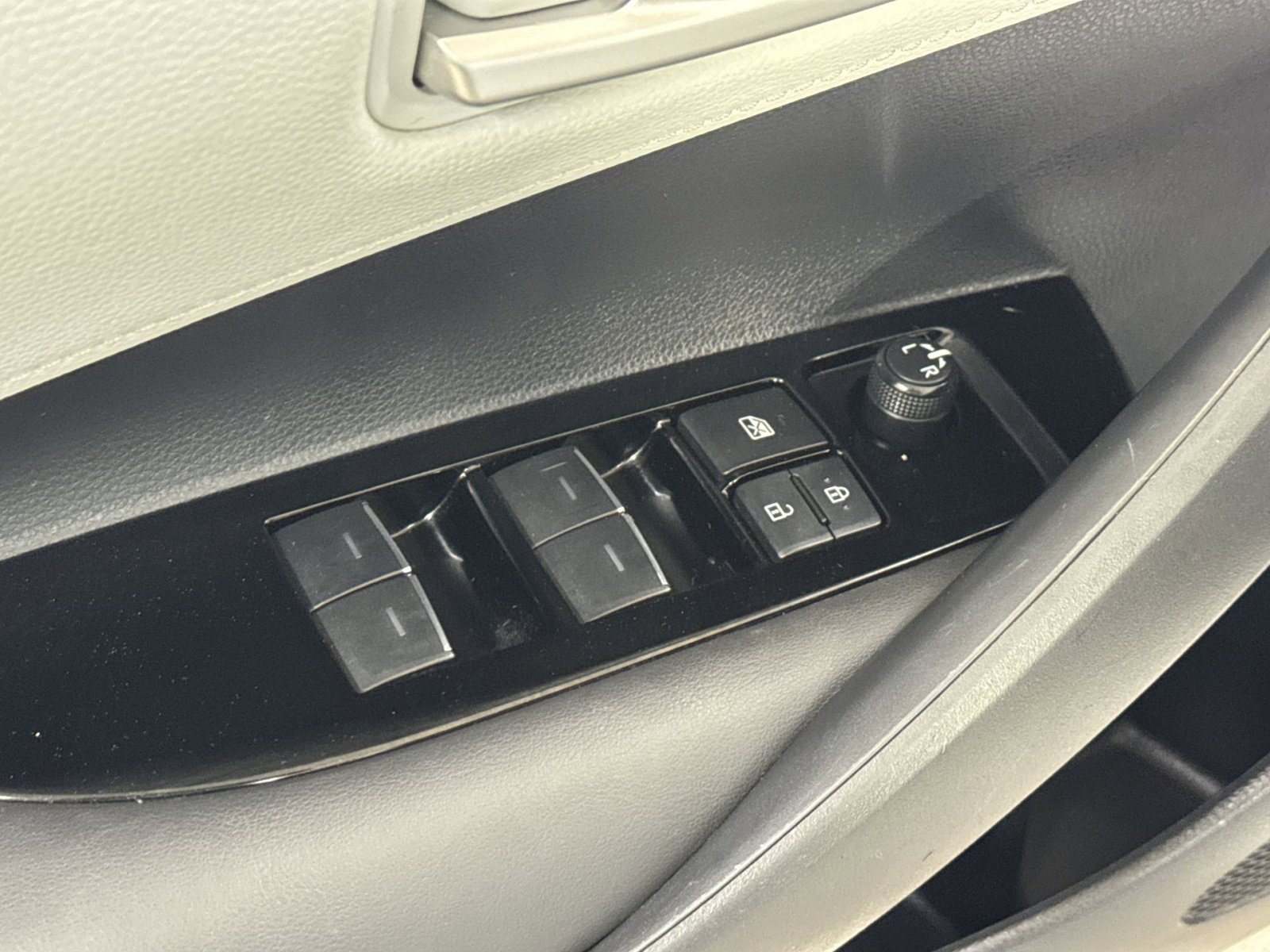 Used 2023 Toyota Corolla SE image 19