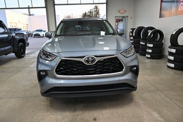 Used 2023 Toyota Highlander Limited image 2