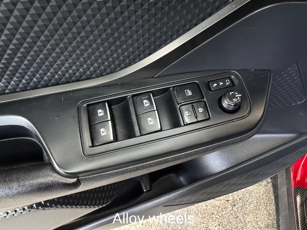 Used 2018 Toyota C-HR XLE FWD image 11