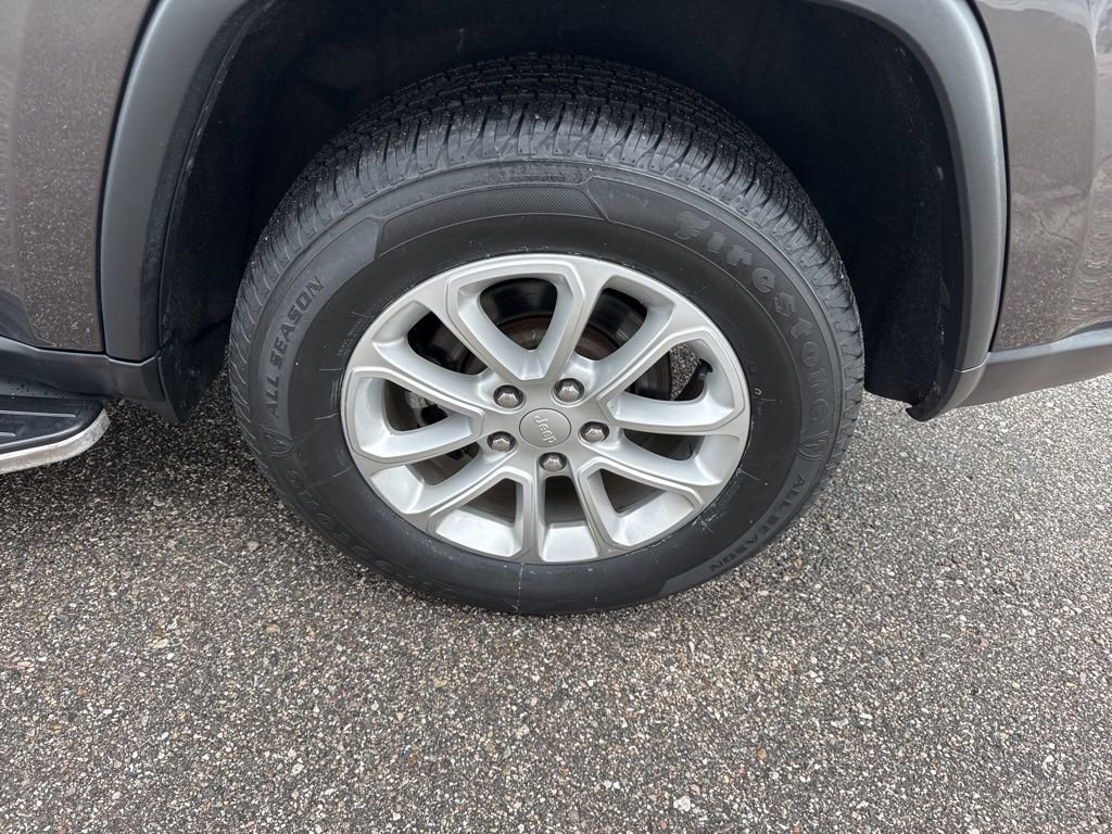 Used 2021 Jeep Grand Cherokee Laredo image 9