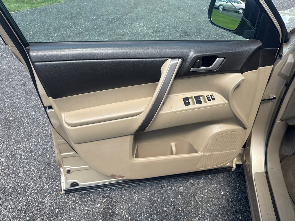 Used 2010 Toyota Highlander SE image 31