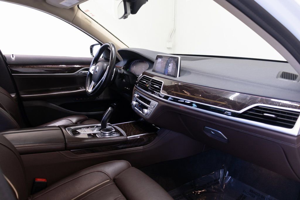 Used 2021 BMW 740i w/ Premium Package RWD image 21