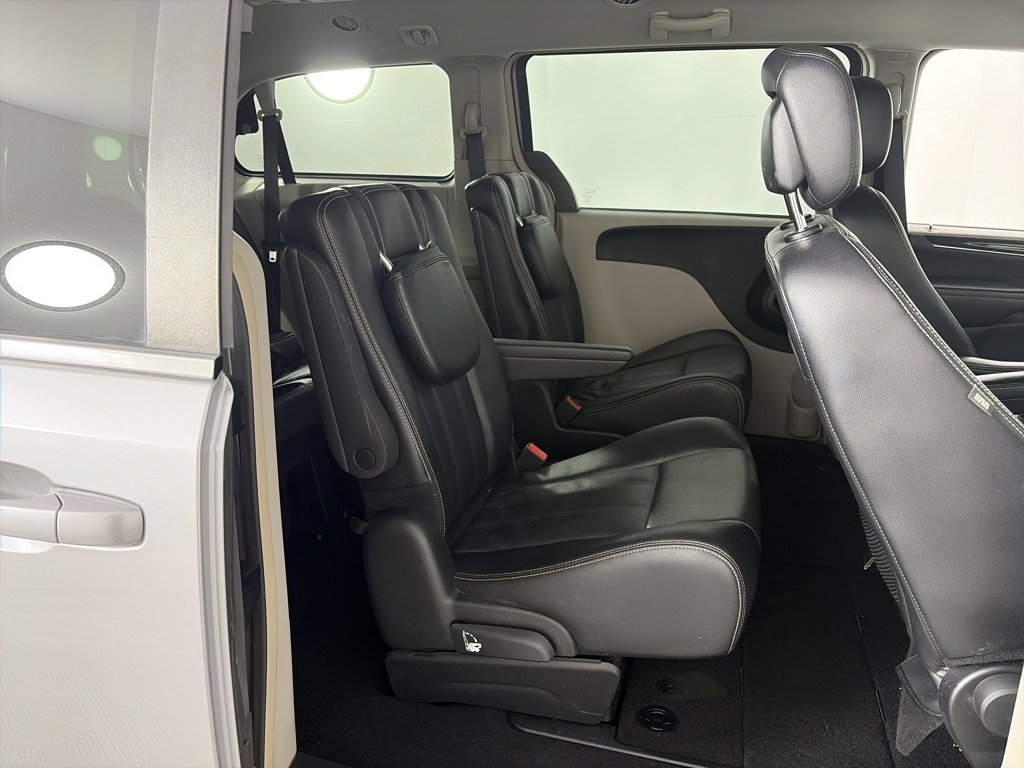 Used 2015 Chrysler Town & Country Touring image 26