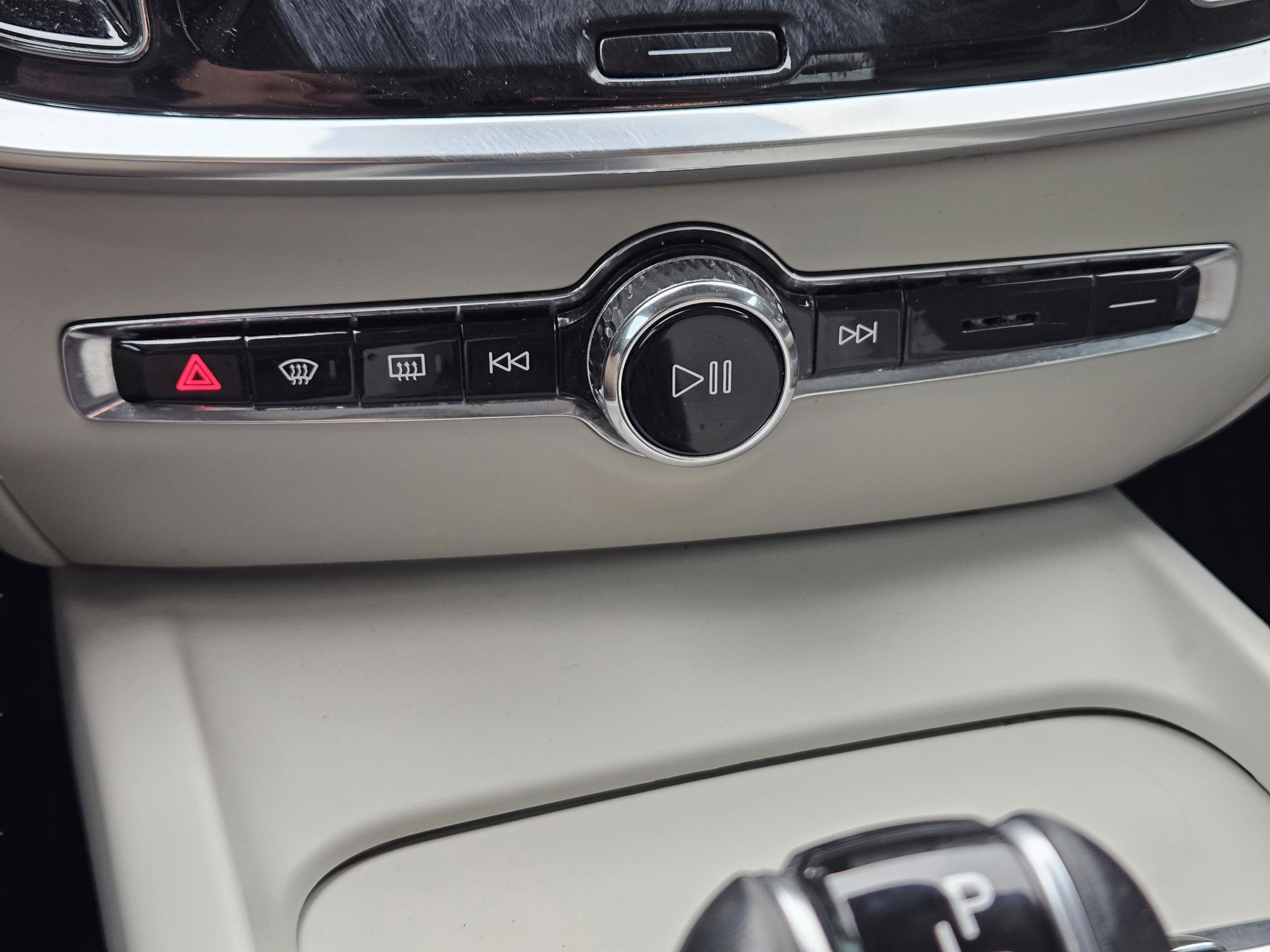 Used 2021 Volvo S60 T5 Momentum w/ Premium Package image 16