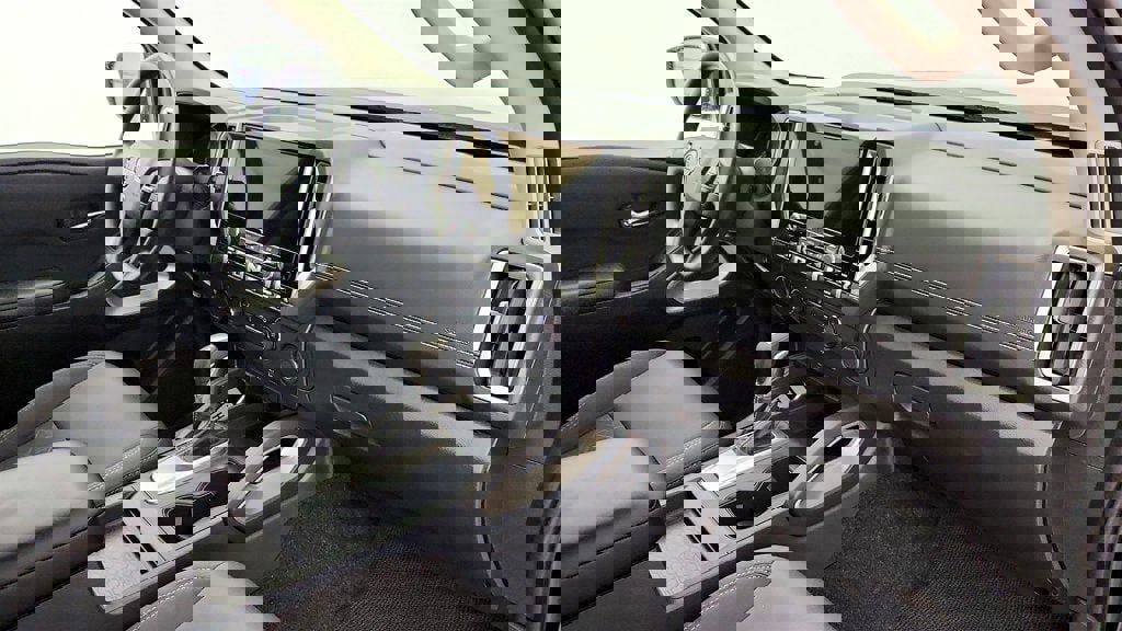 Used 2025 Nissan Frontier SV image 24