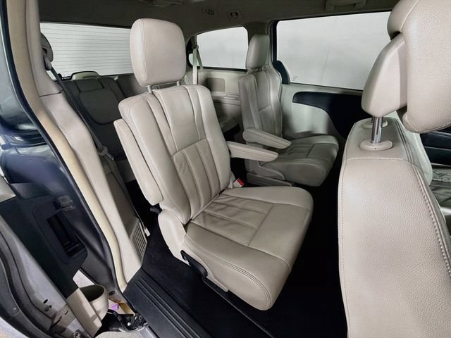 Used 2013 Chrysler Town & Country Touring FWD image 27