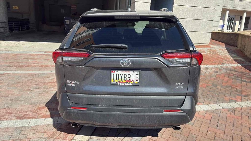 Used 2020 Toyota RAV4 XLE Premium image 4