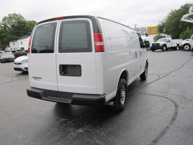 Used 2018 Chevrolet Express 2500 RWD image 4