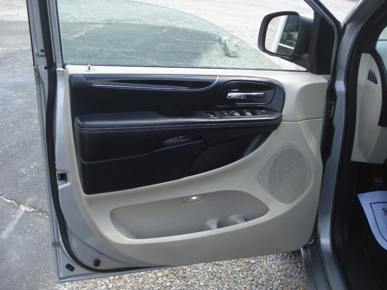 Used 2018 Dodge Grand Caravan SXT image 12