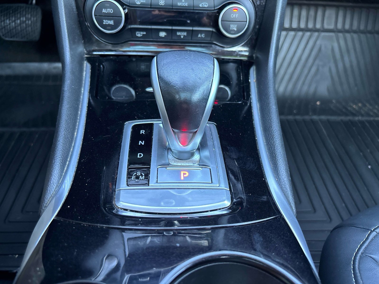 Used 2017 INFINITI QX30 Premium w/ Navigation Package image 24