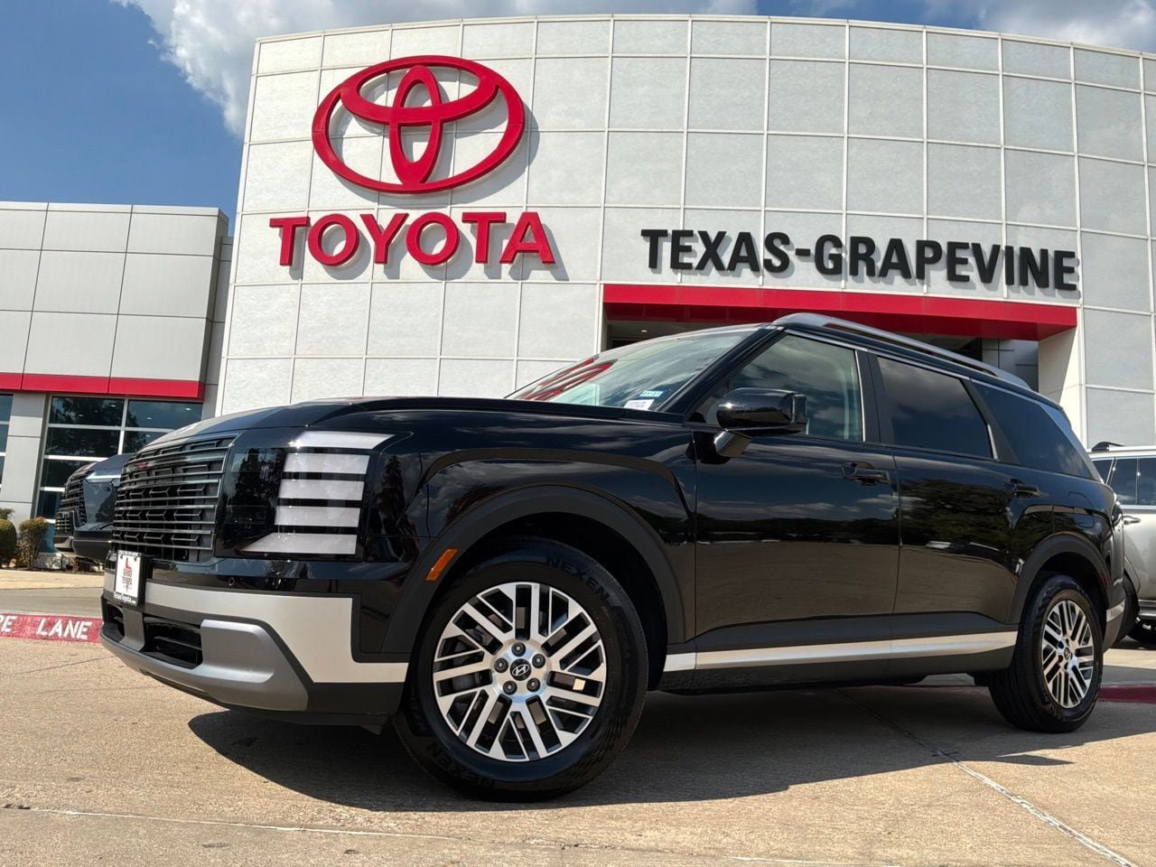 Used 2026 Hyundai Palisade SEL FWD image 2
