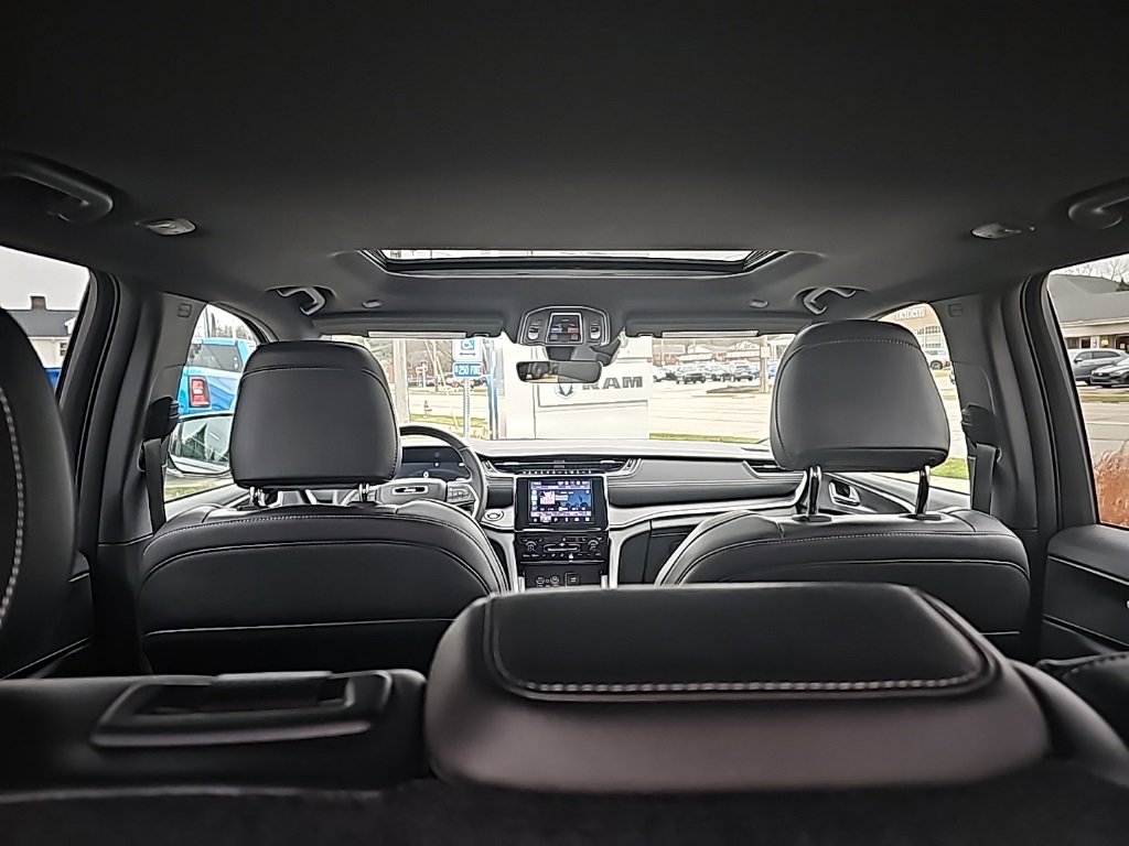 Certified 2025 Jeep Grand Cherokee Altitude image 23