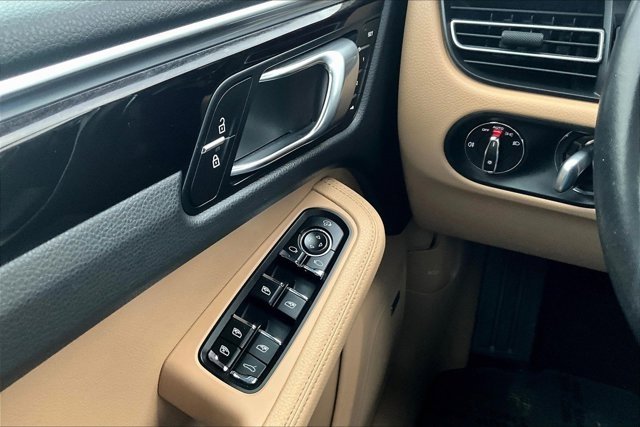 Used 2022 Porsche Macan image 16
