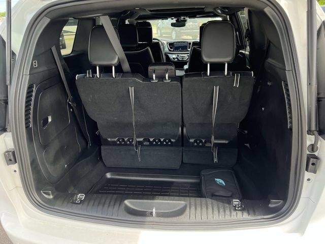 Used 2023 Chrysler Pacifica Limited w/ Uconnect Theater Family Group FWD image 11
