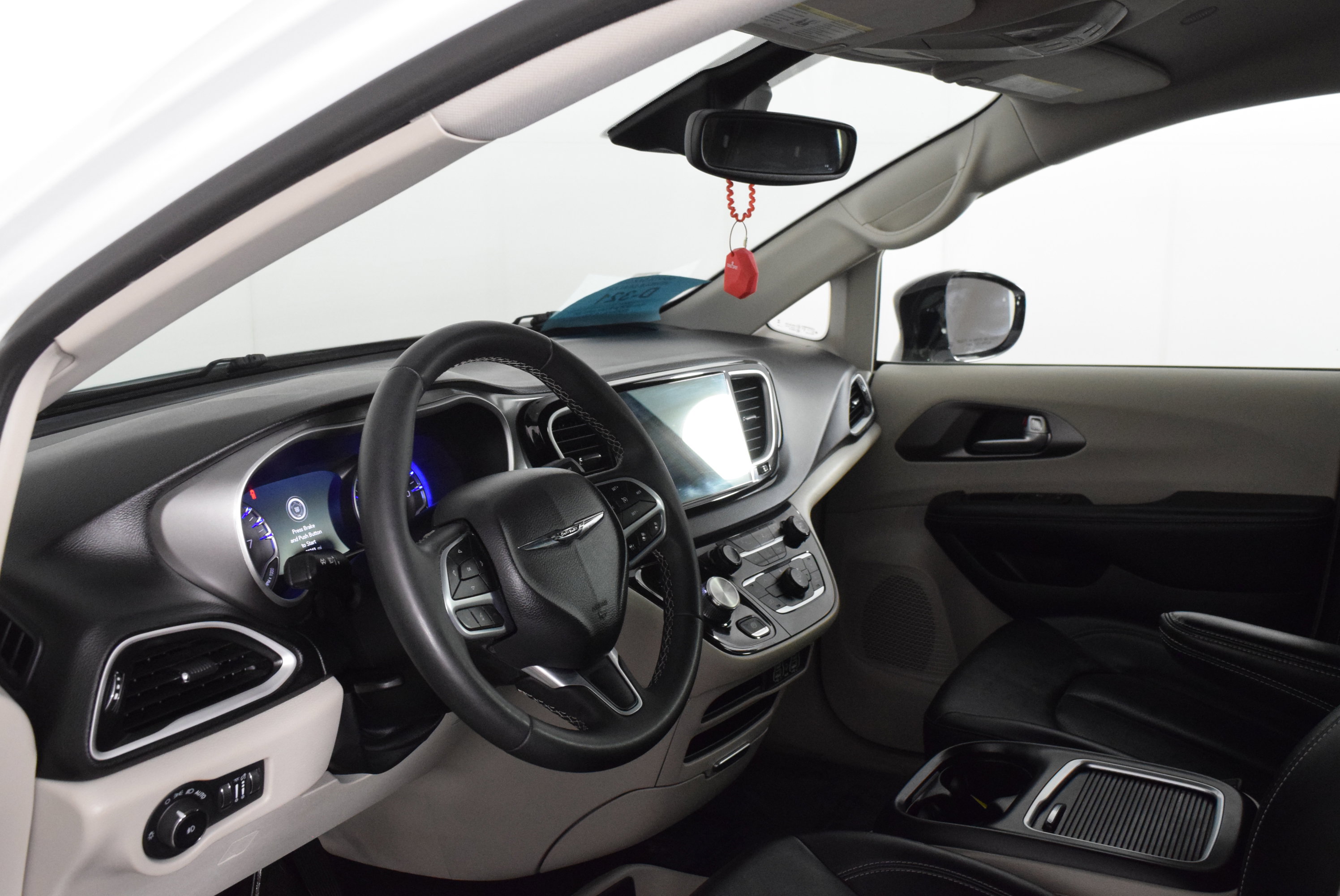 Used 2024 Chrysler Pacifica Touring-L image 10