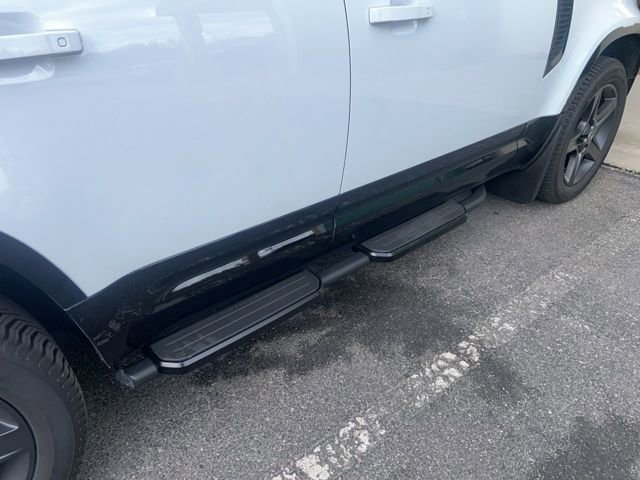 Used 2025 Land Rover Defender 110 X-Dynamic SE image 3