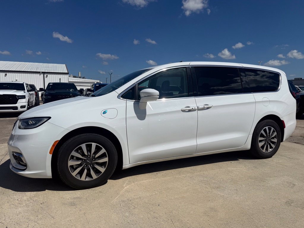 Used 2022 Chrysler Pacifica Touring-L FWD image 3