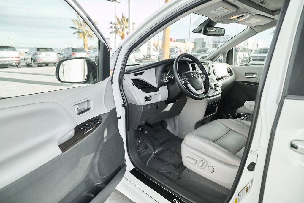 Used 2020 Toyota Sienna XLE w/ XLE Navigation Package image 14