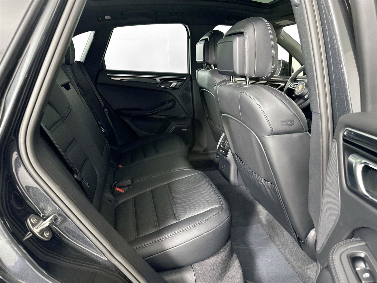 Certified 2025 Porsche Macan AWD/4WD image 27