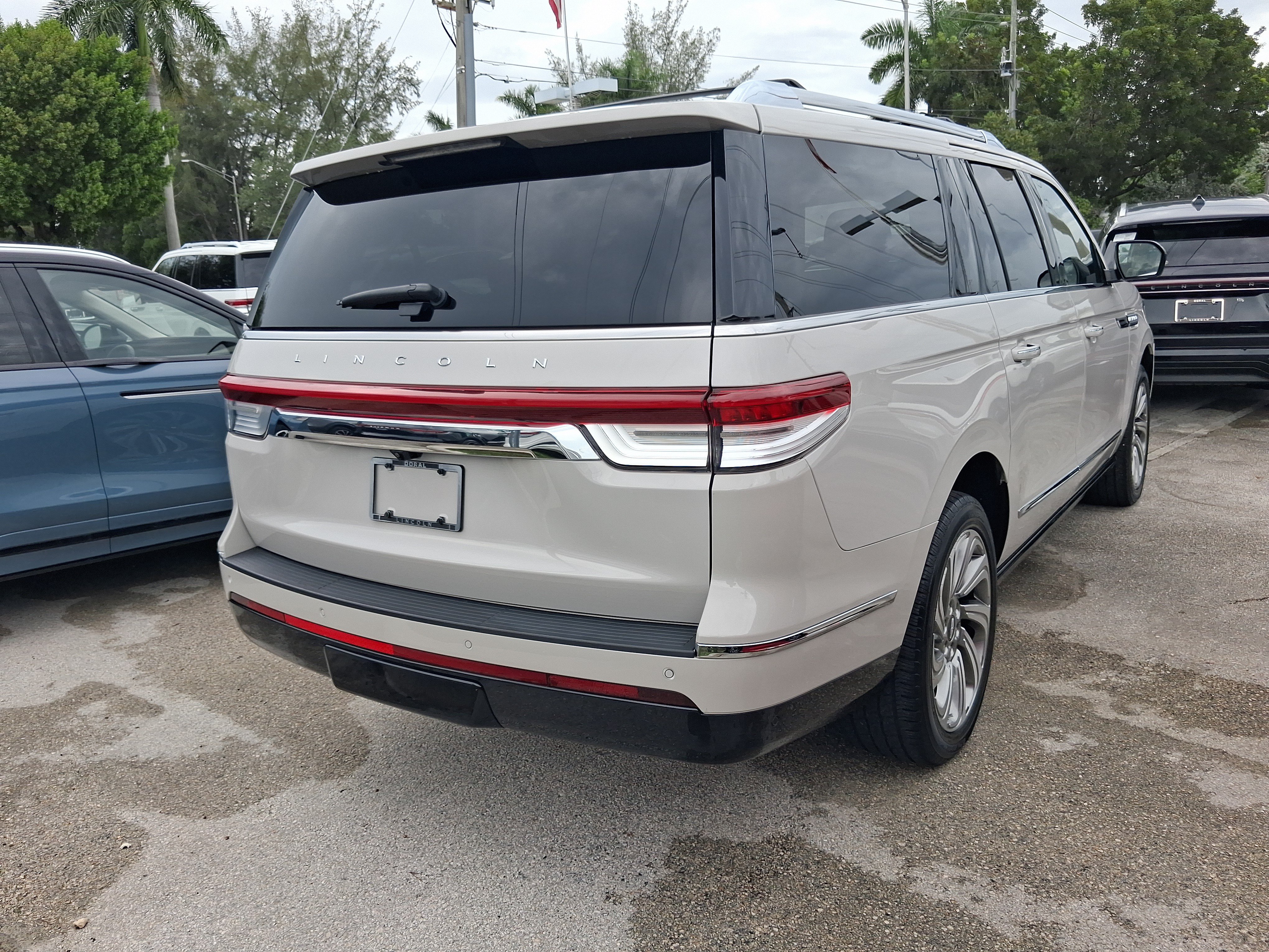 Used 2023 Lincoln Navigator L Reserve RWD image 4