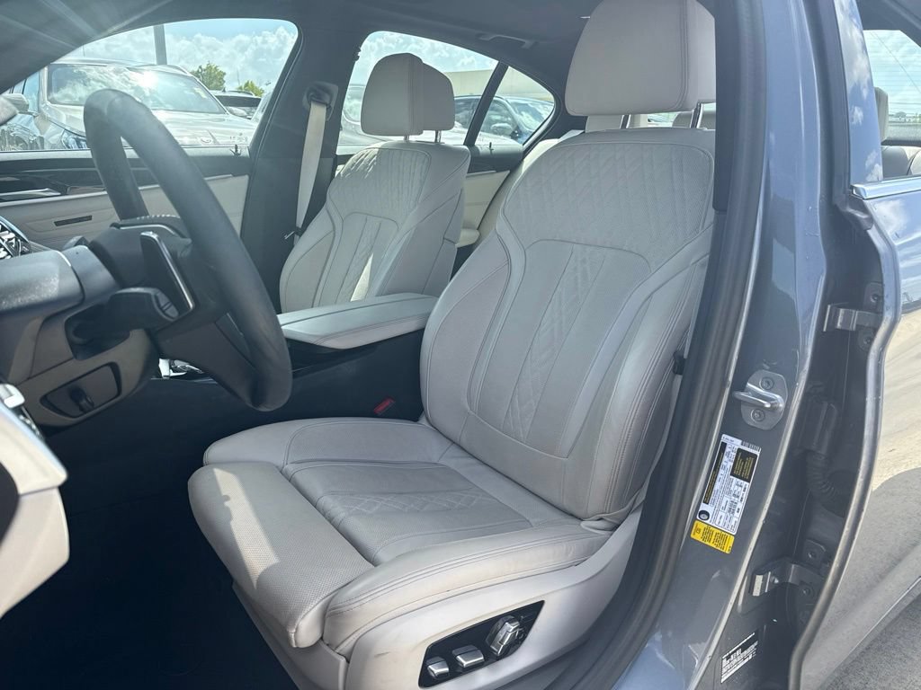 Used 2023 BMW 530i w/ Luxury Seating Package RWD image 13