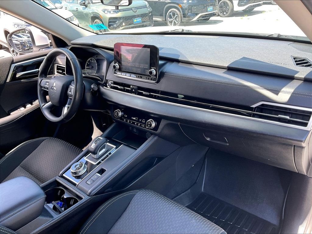 Used 2023 Mitsubishi Outlander ES AWD/4WD image 13