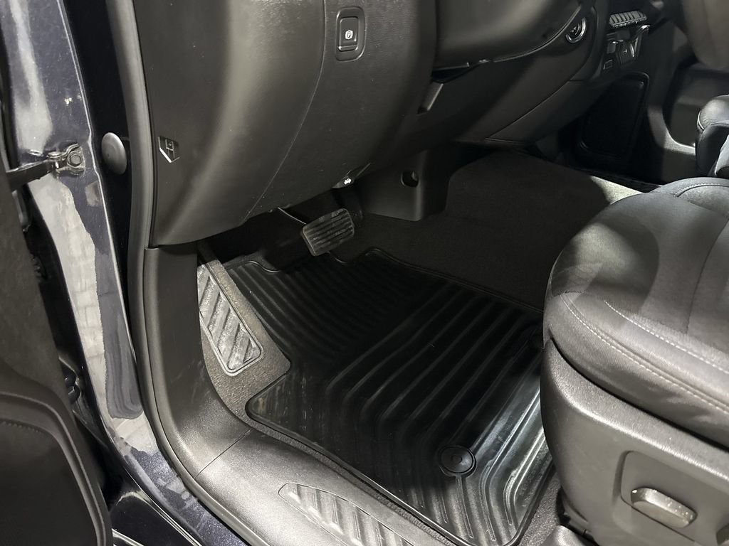Used 2024 Chevrolet Silverado 2500 Custom w/ Custom Value Package AWD/4WD image 10