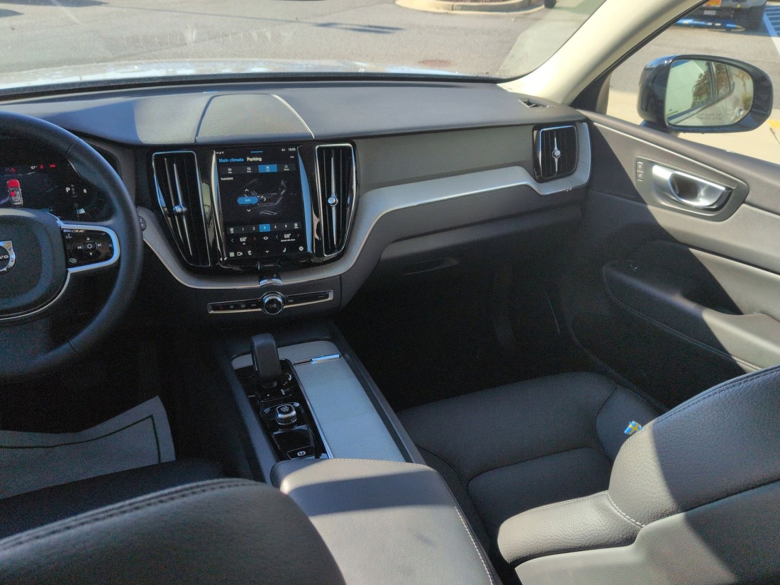 Certified 2025 Volvo XC60 B5 Plus image 23