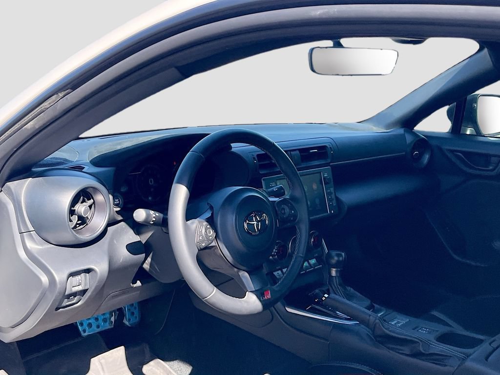 Used 2025 Toyota GR86 Premium w/ ALL Weather Mat Package (TMS) RWD image 9