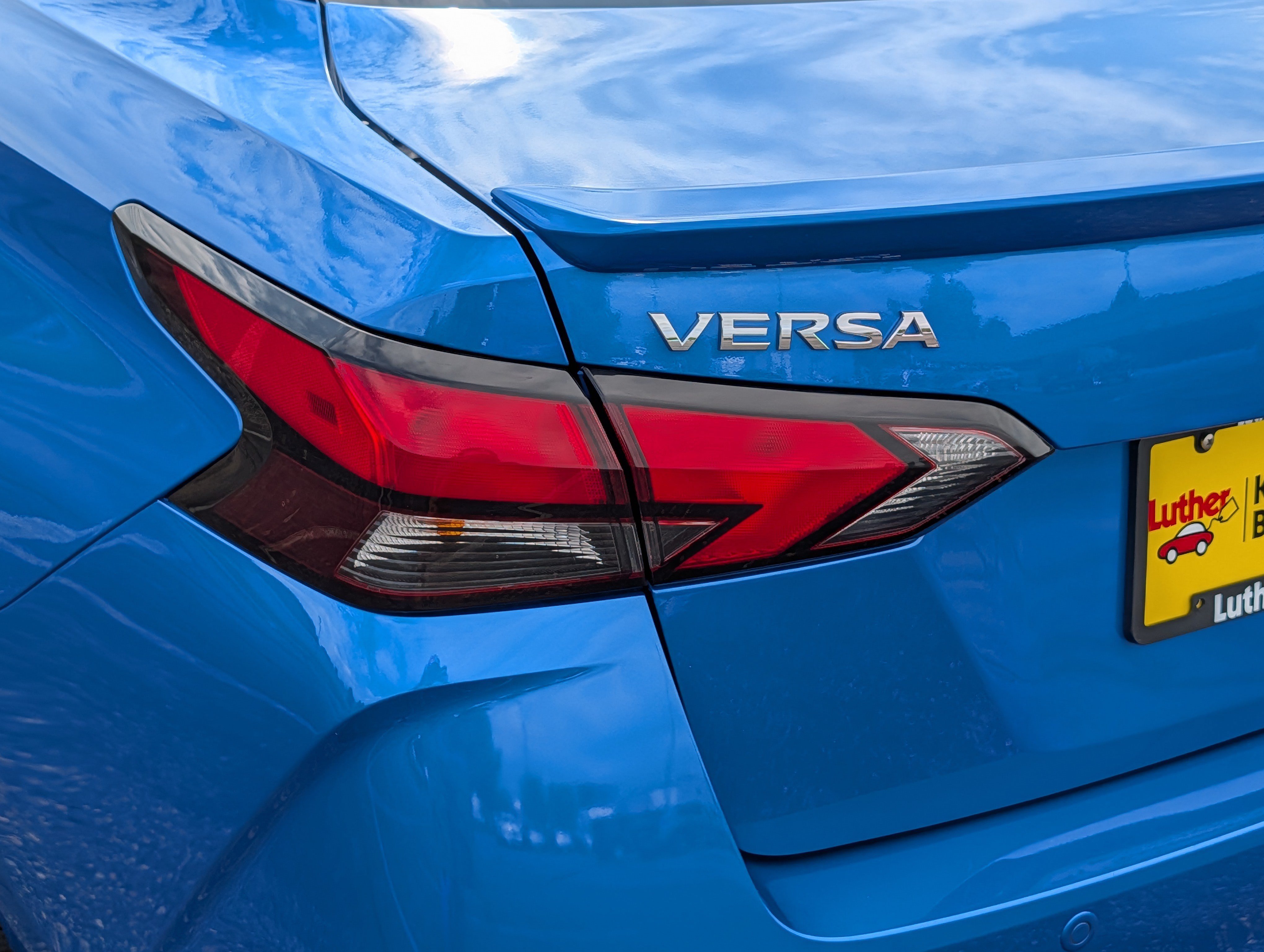Used 2024 Nissan Versa SR FWD image 17