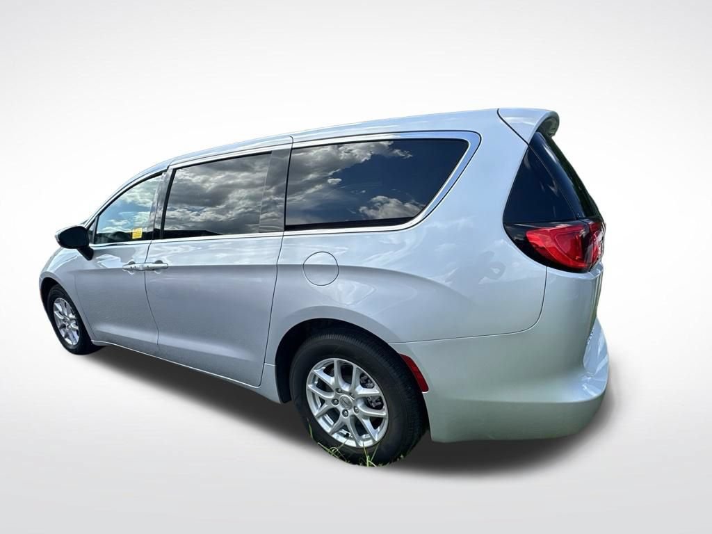 Used 2023 Chrysler Voyager LX FWD image 4