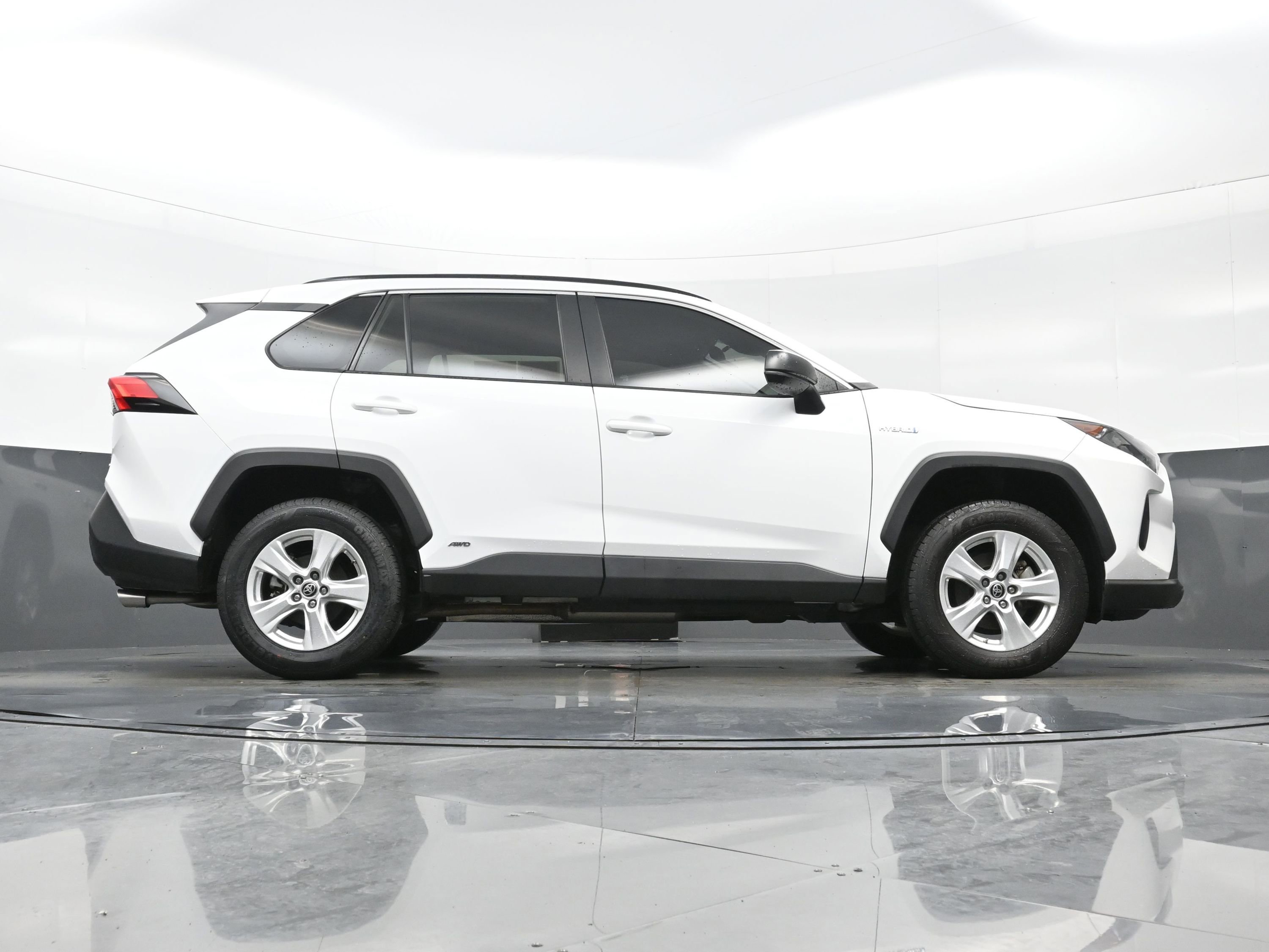 Used 2021 Toyota RAV4 LE AWD/4WD image 31