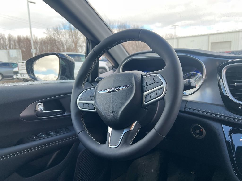 Used 2025 Chrysler Pacifica Select image 13