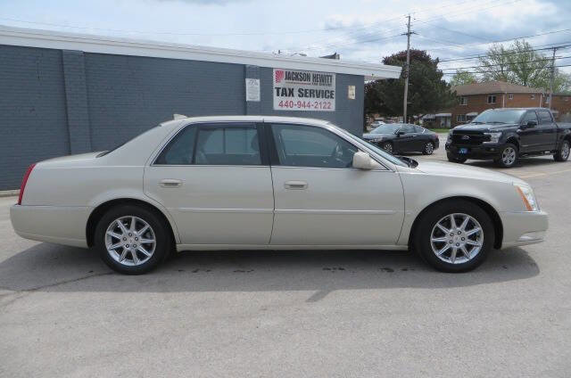 Used 2010 Cadillac DTS Luxury FWD image 4
