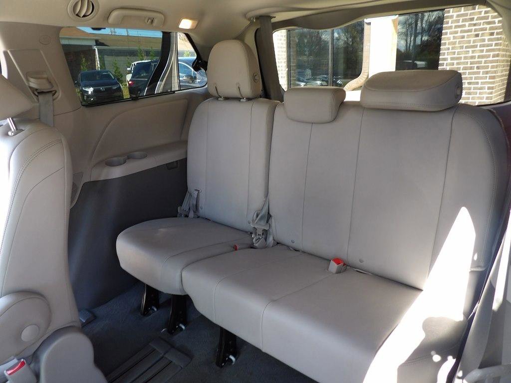 Used 2020 Toyota Sienna XLE FWD image 25