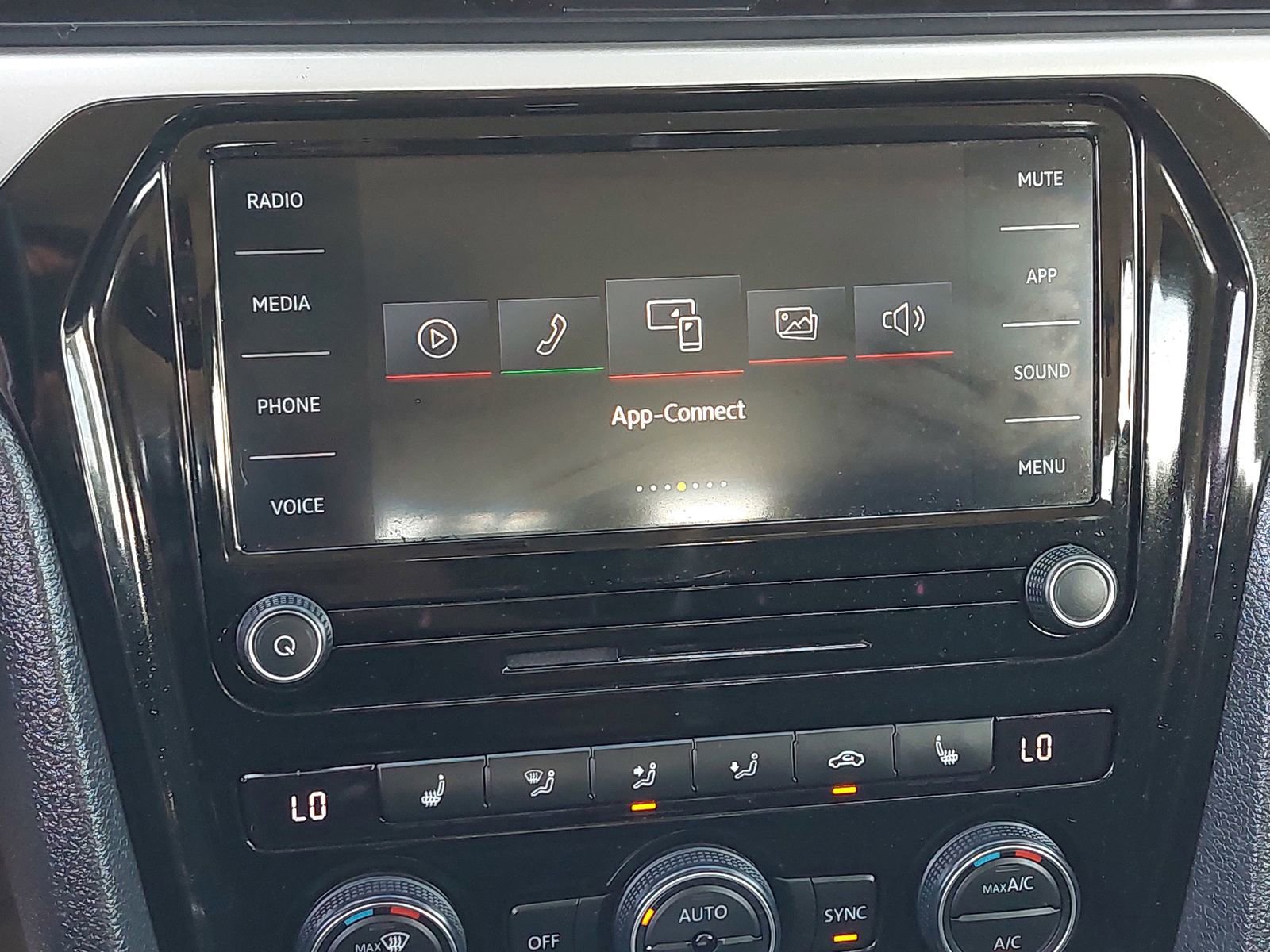 Used 2022 Volkswagen Passat 2.0T SE image 21