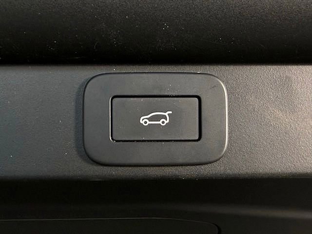 Certified 2025 Land Rover Range Rover SE image 17