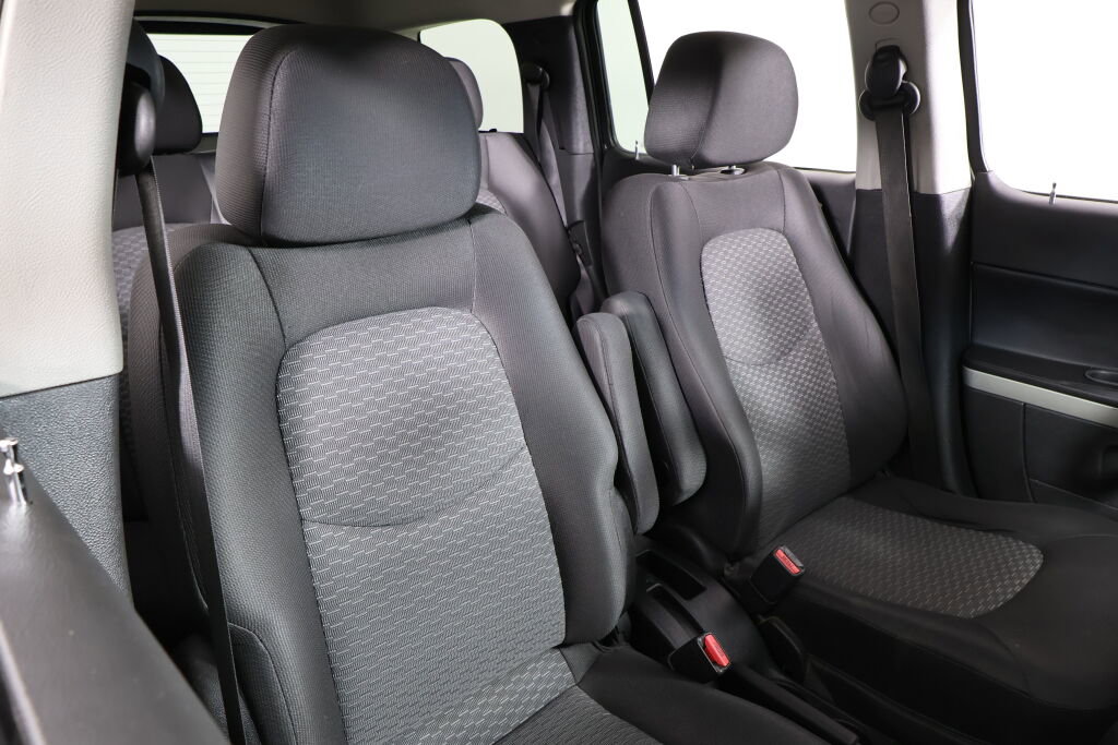 Used 2010 Chevrolet HHR LT image 24