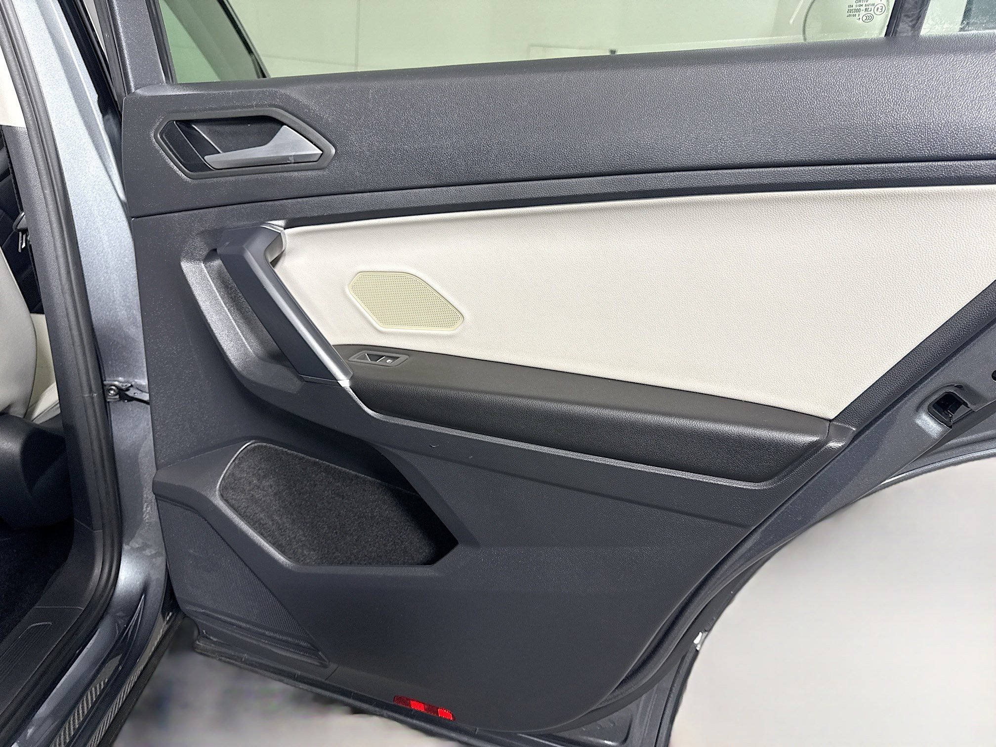 Used 2020 Volkswagen Tiguan SE image 28