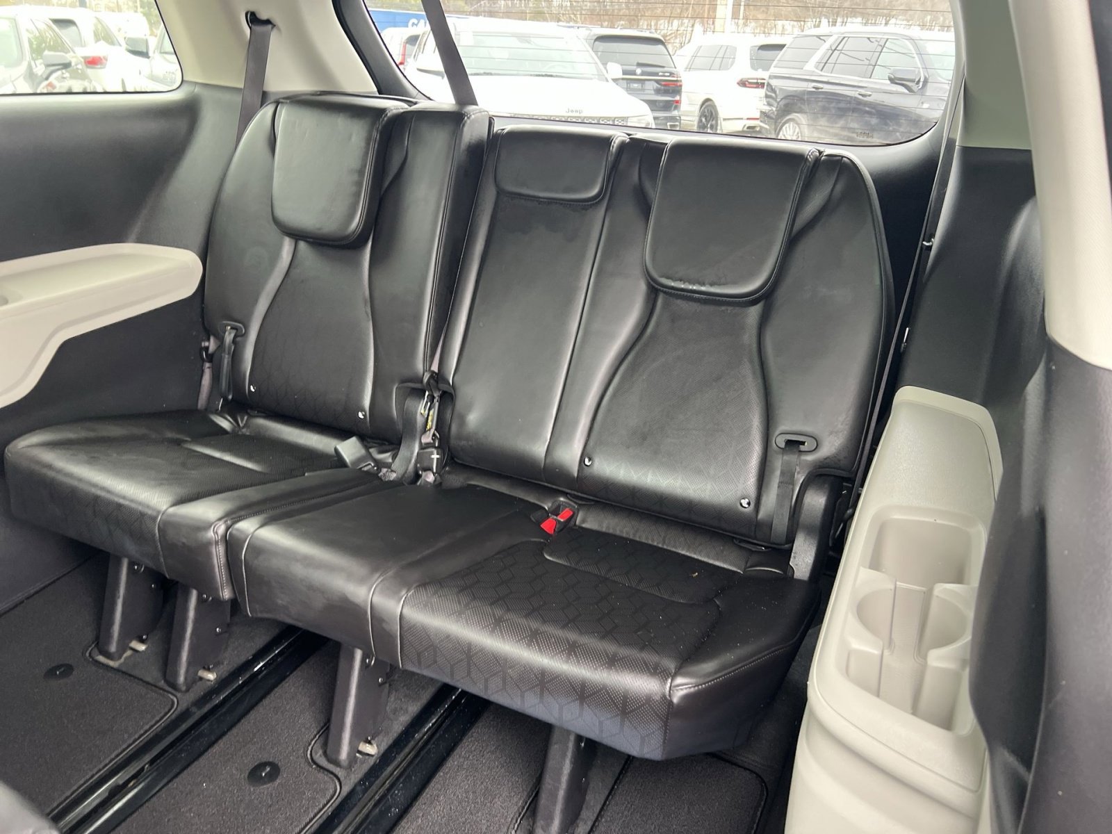 Used 2022 Kia Carnival LX image 24