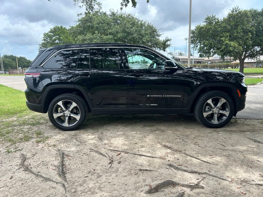 Used 2025 Jeep Grand Cherokee Limited RWD image 17
