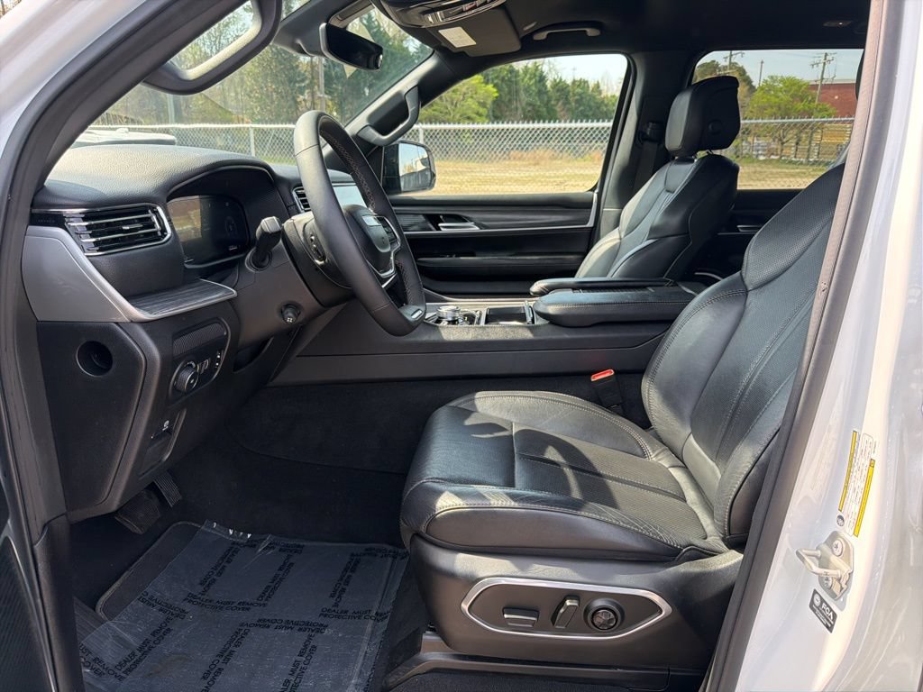Used 2024 Jeep Wagoneer L Series II w/ Flexible Seating Group AWD/4WD image 16