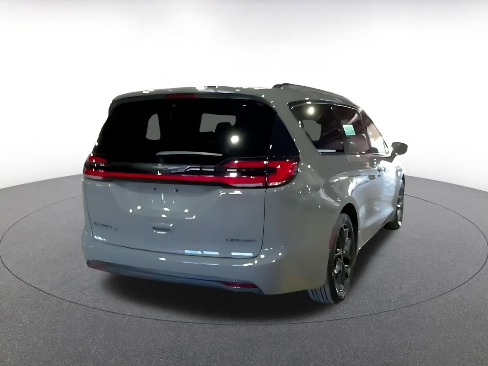 Used 2025 Chrysler Pacifica Limited image 11