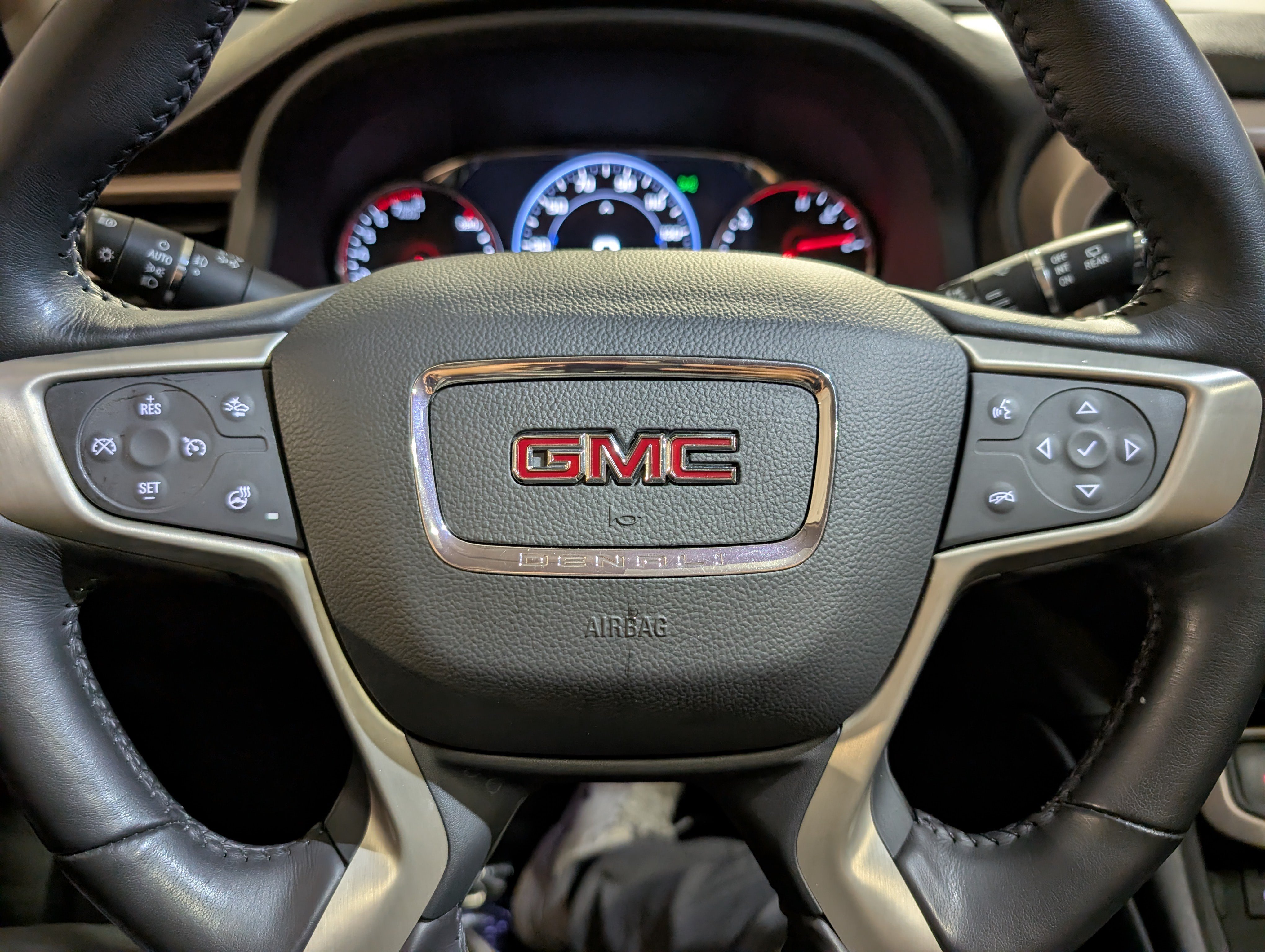 Used 2022 GMC Acadia Denali w/ Denali Ultimate Package AWD/4WD image 25