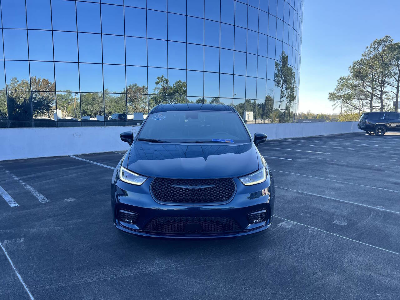 Used 2023 Chrysler Pacifica Touring-L w/ S Appearance Package image 2