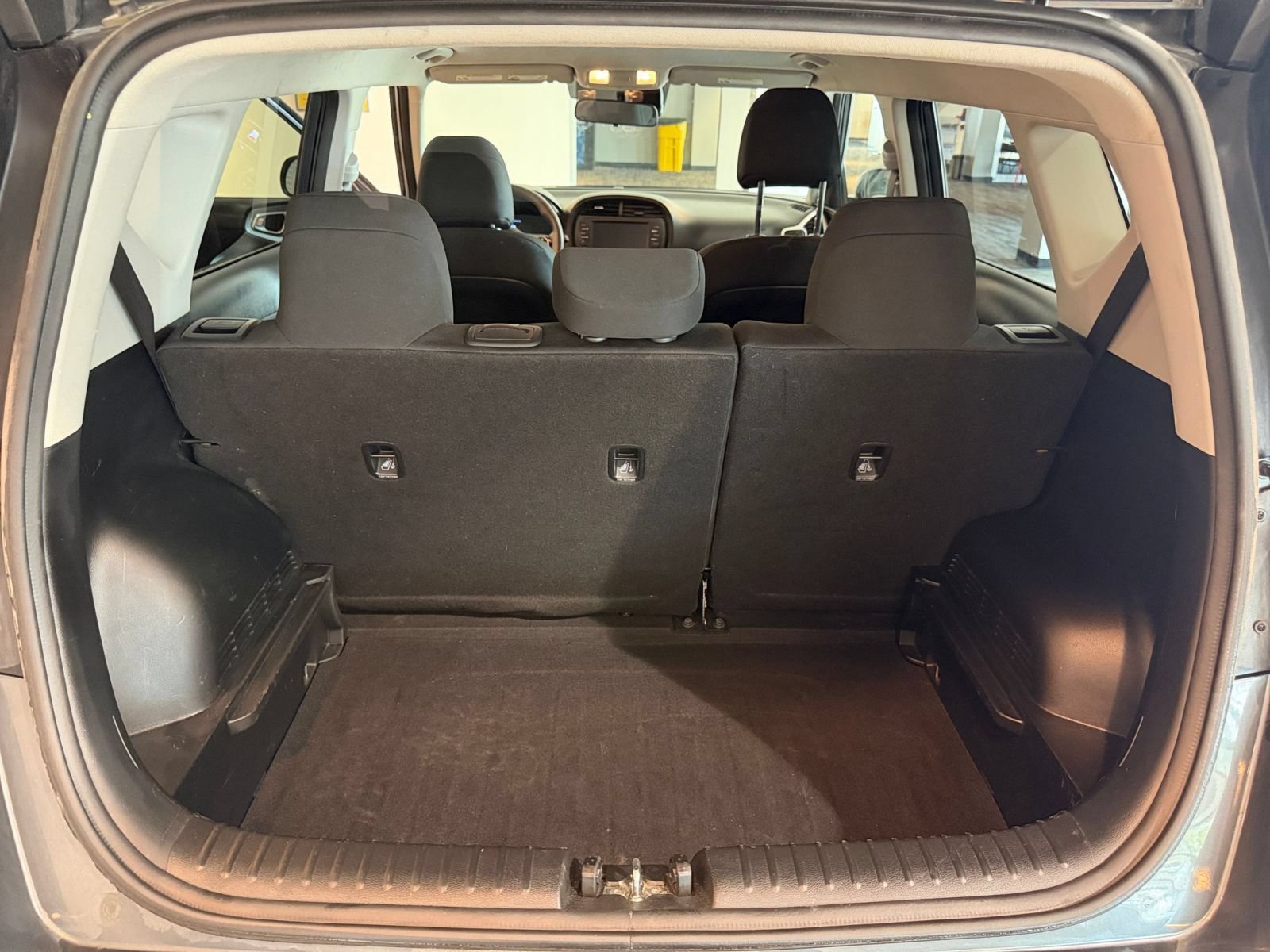 Used 2025 Kia Soul LX w/ LX Technology Package FWD image 30