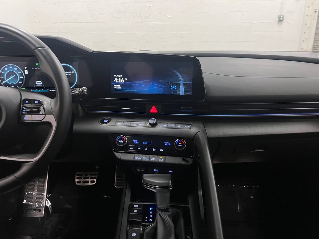 Used 2025 Hyundai Elantra SEL FWD image 19
